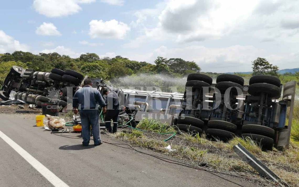 Vuelca Pipa De Gasolina Y Queda Fuera De La V A En Tramo Carretero Coita Arriaga El Heraldo De